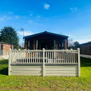 Dakota With Hot Tub Holiday home York